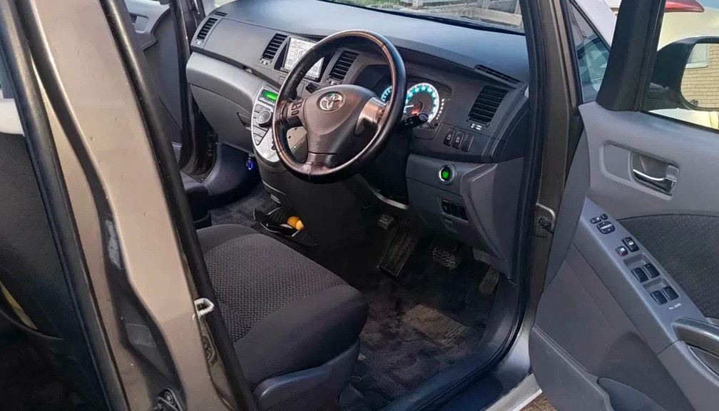 Toyota Isis - фото 3